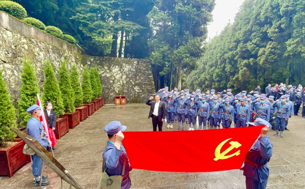 1618795321398149.jpg 南昌市政建設(shè)集團(tuán)組織黨員干部上井岡山開展黨史學(xué)習(xí)教育6004.jpg