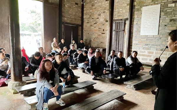 1618795414517998.jpg 南昌市政建設(shè)集團(tuán)組織黨員干部上井岡山開展黨史學(xué)習(xí)教育6007.jpg