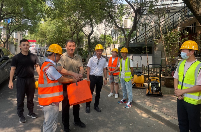 1632282228543839.jpg 南昌市政建設(shè)集團(tuán)中秋節(jié)走訪慰問(wèn)項(xiàng)目一線職工6911.jpg