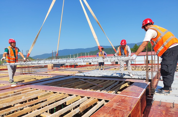 綠色建材科技產(chǎn)業(yè)園項(xiàng)目首批裝配式構(gòu)件成功吊裝 綠色建材科技產(chǎn)業(yè)園項(xiàng)目首批裝配式構(gòu)件成功吊裝