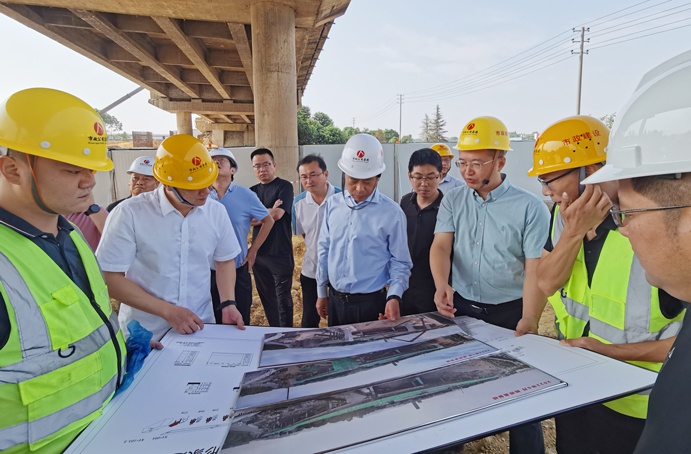 市政公用集團(tuán)黨委副書(shū)記總經(jīng)理萬(wàn)義輝到S49楓生快速提升改造工程檢查慰問(wèn) 市政公用集團(tuán)黨委副書(shū)記總經(jīng)理萬(wàn)義輝到S49楓生快速提升改造工程檢查慰問(wèn)