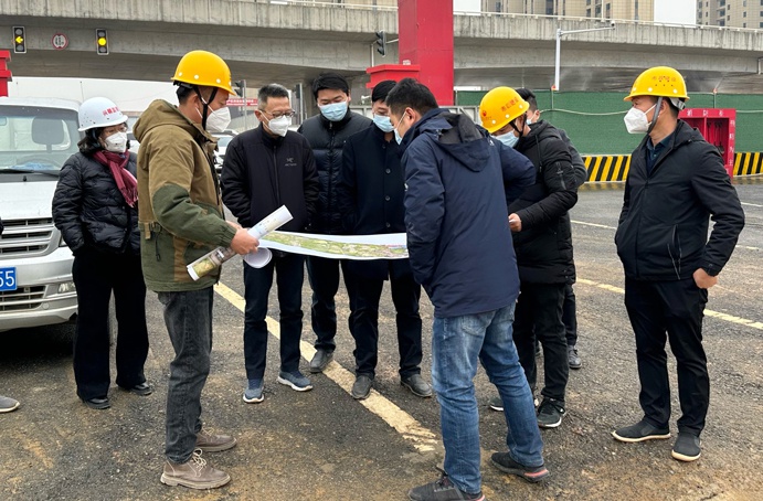 市政公用集團(tuán)總工程師鄭學(xué)平到朱橋東路項(xiàng)目檢查指導(dǎo) 市政公用集團(tuán)總工程師鄭學(xué)平到朱橋東路項(xiàng)目檢查指導(dǎo)