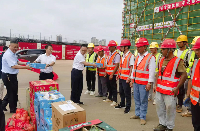 陳文輝到新建區(qū)職業(yè)技術(shù)學(xué)校新校區(qū)建設(shè)項(xiàng)目慰問(wèn) 陳文輝到新建區(qū)職業(yè)技術(shù)學(xué)校新校區(qū)建設(shè)項(xiàng)目慰問(wèn)