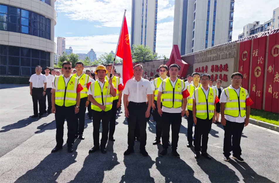 南昌市政建設(shè)集團(tuán)黨員突擊隊(duì)授旗儀式 推進(jìn)老城區(qū)燃?xì)庠O(shè)施更新改造 南昌市政建設(shè)集團(tuán)黨員突擊隊(duì)授旗儀式 推進(jìn)老城區(qū)燃?xì)庠O(shè)施更新改造