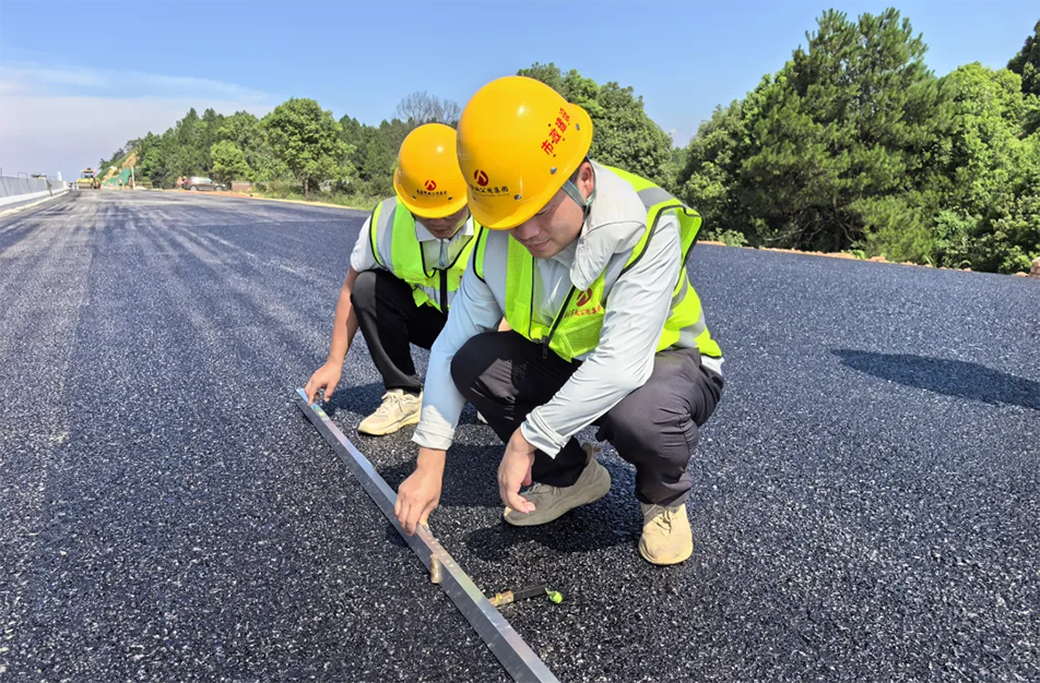 南昌云翔大道項目啟動首段底層瀝青攤鋪 投入21臺機械攻堅關(guān)鍵節(jié)點 南昌云翔大道項目啟動首段底層瀝青攤鋪 投入21臺機械攻堅關(guān)鍵節(jié)點