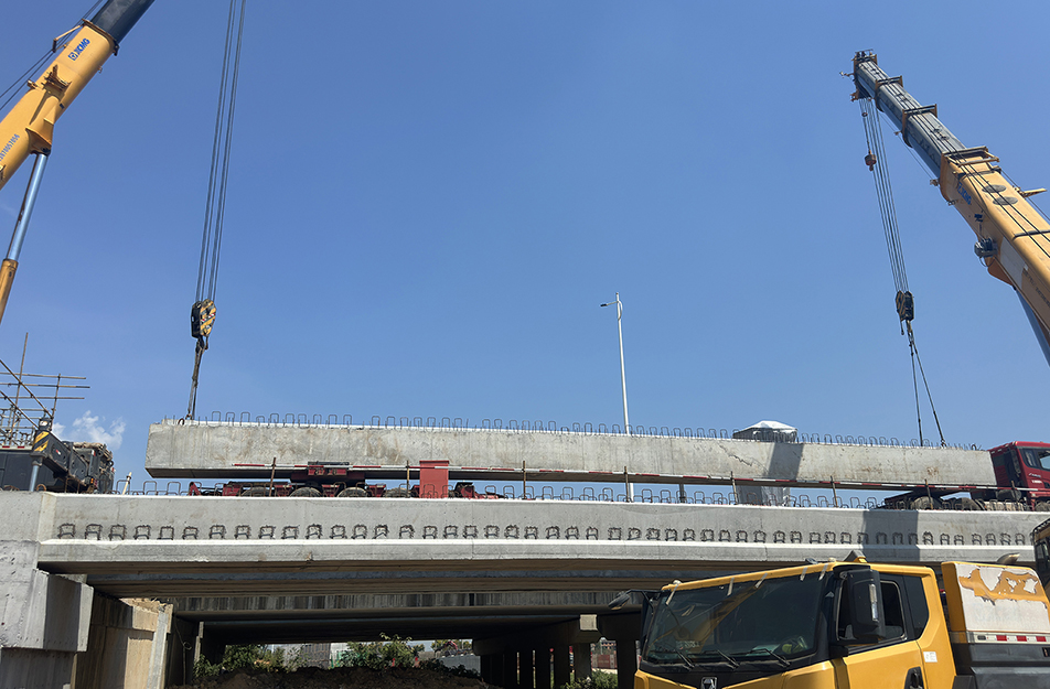 深南互通立交項目啟動預制空心板梁吊裝 25米梁體完成首件架設