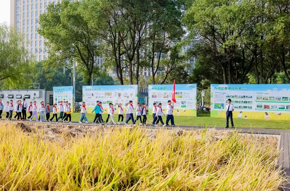 九洲公園舉辦“南昌城里有點田”秋收體驗活動 青少年體驗農(nóng)耕文化 九洲公園舉辦“南昌城里有點田”秋收體驗活動 青少年體驗農(nóng)耕文化
